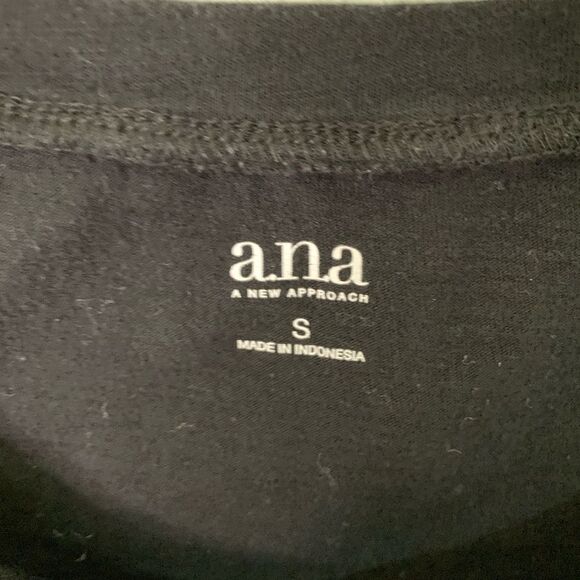 Ana black graphic top - Picture 2 of 4